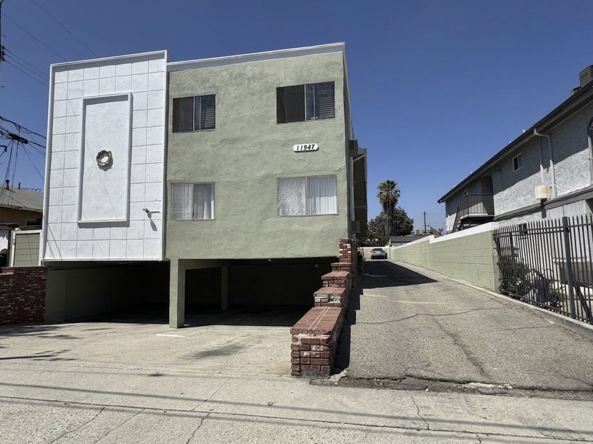 11947 RUNNYMEDE ST exterior