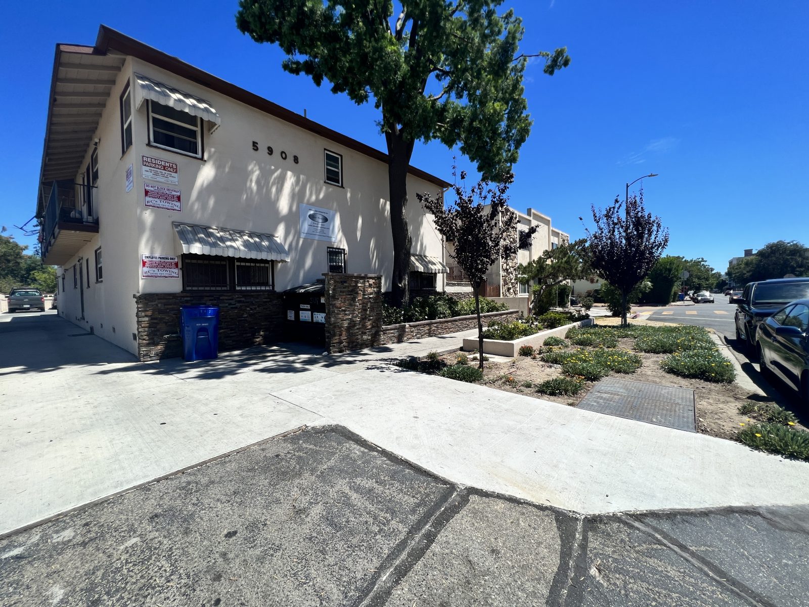 5908 TUJUNGA AVE exterior