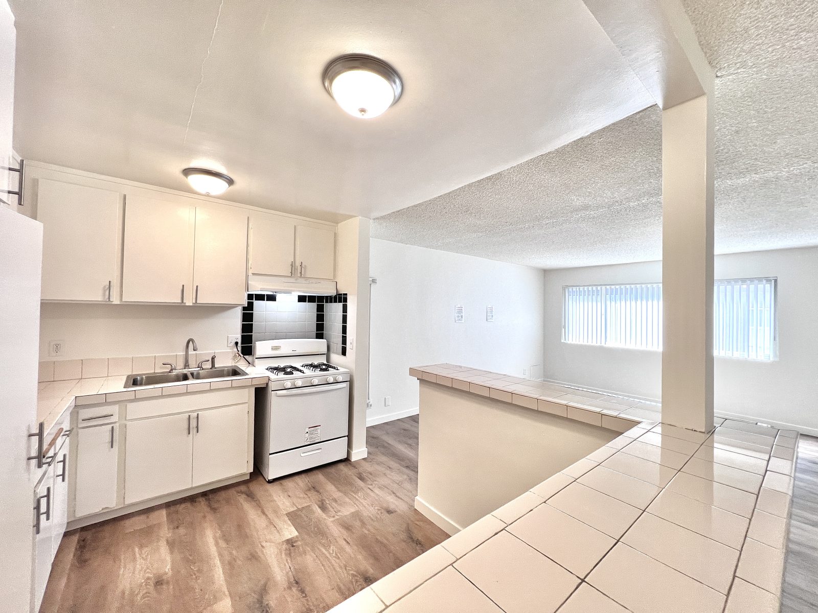 14540 HARTLAND ST Apt. 207 interior